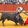 Manuel Escribano, en la lidia a 'Mosquetón', extraordinario ejemplar del hierro de Victorino, al que le cortó las dos orejas el sábado pasado en Sevilla.