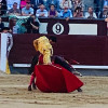 Muletazo de derecha de Morante de la Puebla, en la lidia del primer toro este miércoles (28 de mayo) en Las Ventas de Madrid.
