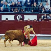 Muletazo al natural de Aarón Palacio al novillo al que le cortó oreja ayer en Madrid.
