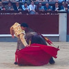 El torero colombiano Juan de Castilla en templado derechazo ante el toro de Dolores Aguirre que le hirió.