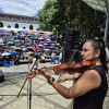 Miembro de Educal toca el violín durante el paro de maestros en Caldas.