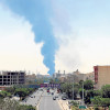 Fotos | EFE | LAPATRIA El humo de una refinería de petróleo se eleva sobre edificios residenciales en el sur de Teherán (Irán). Israel continuó atacando instalaciones relacionadas con el programa nuclear y energéticas. Irán lanzó misiles y drones hacia Israel.