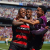 Wallace Yan (izq.) de Flamengo celebra con sus compañeros tras anotar el gol de la victoria por 3-1