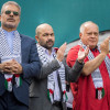 El embajador de Irán en Venezuela, Ali Chegini (i), el embajador de Palestina en Venezuela, Fadi Alzaben (c), y el ministro de Interior y Justicia de Venezuela, Diosdado Cabello, participan en una manifestación por la paz en Irán y Palestina este jueves, en Caracas.
