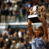 La tenista estadounidense Coco Gauff con el trofeo del Roland Garros. 