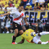 Jhon Durán, de Colombia, disputa un balón con Renzo Garcés, de Perú. La Tricolor es sexta en las eliminatorias, con 21 puntos. En sus últimos cinco partidos ha perdido tres y perdido dos. El martes visita a Argentina.