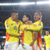 James Rodríguez (i), Luis Díaz (c) y Richard Ríos de Colombia celebran un gol este martes, durante un partido por las eliminatorias sudamericanas para el Mundial 2026 entre las selecciones de Argentina y Colombia en el estadio Monumental en Buenos Aires (Argentina). 