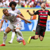 Harry Kane del Bayern Munich (izq.) y Jorginho del Flamengo (der.) en acción durante el partido de la Copa Mundial de Clubes de la FIFA 2025 entre CR Flamengo y FC Bayern Munchen, en Miami, Florida, EE.UU., el 29 de junio de 2025.