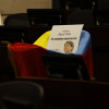Foto | EFE | LA PATRIA La curúl del senador Miguel Uribe Turbay en el Capitolio permanece cubierta con la bandera de Colombia.