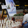 Una mujer pone velas en un altar para pedir por la recuperación del senador y precandidato presidencial colombiano Miguel Uribe Turbay, este viernes, en Bogotá (Colombia). 