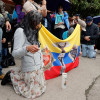 Personas rezan el rosario frente al hospital Fundación Santa Fe de Bogotá, por la pronta recuperación del senador Miguel Uribe, este sábado en Bogotá (Colombia). 