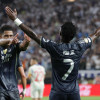 Vinicius Jr. (d) y Jude Bellingham del Real Madrid celebran un gol este jueves, en un partido de la fase de grupos del Mundial de Clubes entre Salzburgo y Real Madrid, en el estadio Lincoln Financial Field en Filadelfia (Estados Unidos).