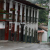 Los balcones en madera, así como las tejas en barro hacen parte de la arquitectura de este municipio que integra la Red de Pueblos Patrimonio de Colombia.