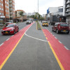 La Alcaldía de Manizales explicó la función de la pintura roja de la ciclobanda de la avenida Santander. Una ciclista dice que la obra es útil pero imperfecta.