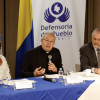 Monseñor Héctor Fabio Henao (c) habla durante una reunión este martes, en Bogotá (Colombia). Representantes de 21 países, la Unión Europea (UE), las Naciones Unidas (ONU), la Organización de Estados Americanos (OEA) y la Iglesia católica se sumaron a un compromiso para que en Colombia haya un proceso electoral libre y en paz en 2026, impulsado por la Defensoría del Pueblo.
