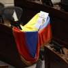 La curúl del senador Miguel Uribe Turbay cubierta con la bandera de Colombia este lunes, en Bogotá (Colombia). 