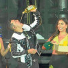 El manzanareño Yeison Jiménez brindó con el Aguardiente Amarillo, licor de su tierra, en el concierto que tuvo en el estadio El Campín de Bogotá.