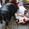  Varios mozos son embestidos por uno de los toros ganadería Cebada Gago durante el segundo encierro de los Sanfermines este martes, en Pamplona. 