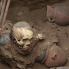  Fotografía de un cráneo humano y algunas vasijas encontradas en una excavación arqueológica prehispánica este jueves, en el distrito limeño de Puente Piedra (Perú).