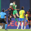 Cláudia (c) de Brasil disputa el balón con Jorelyn Carabalí de Colombia este viernes, en un partido de la fase de grupos de la Copa América Femenina entre Brasil y Colombia en el estadio Banco Guayaquil en Quito (Ecuador).