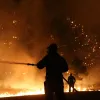 Bomberos luchan contra un incendio forestal el 16 de julio cerca del pueblo de Asprochori, en la región de Oropos. 