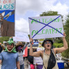 Activistas participan en una manifestación contra el centro de detención Alligator Alcatraz, en Florida (Estados Unidos). 