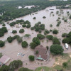 Fotografía cedida por la Guardia Costera de los Estados Unidos que muestra una inundación este sábado, en el área de Kerrville, Texas (EE.UU.). 