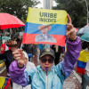 Una persona sostiene una bandera durante una manifestación en apoyo al expresidente Álvaro Uribe este jueves, en Bogotá (Colombia).