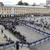 Ciudadanos esperan en una fila para ingresar al Capitolio Nacional y despedir al fallecido senador y precandidato presidencial opositor Miguel Uribe Turbay.