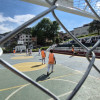Así quedó la cancha del barrio Bosques del Norte, de Manizales, tras las obras de mantenimiento. Faltan los aros en los tableros de baloncesto.