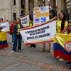 Deportistas de alto rendimiento protestan para exigir que se detengan los recortes presupuestales al deporte este miércoles, frente al Congreso de Colombia, en Bogotá (Colombia)
