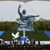 Los visitantes se reúnen ante la Estatua de la Paz en el lugar de la próxima 80.ª Ceremonia de la Paz de Nagasaki.