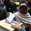 Una mujer vota este domingo, en un centro en La Paz (Bolivia). 