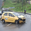 El conductor del taxi sufrió lesiones leves, tras colisionar con otro vehículo y el separador.