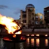 Una antorcha encendida en una zona emblemática de recuerdo a las víctimas de Hiroshima, que este 6 de agosto conmemora los 80 años de la bomba atómica.