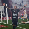 Dayro Moreno celebra el segundo gol que le marcó a Huracán en el juego de vuelta de los octavos de final de la Copa Sudamericana. A sus casi 40 años, el goleador sigue vigente y ya suma 370 tantos en su carrera.