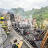 Así quedaron las casas incendiadas en el barrio Galán de Manizales. El Cuerpo de Bomberos rescató ocho gallinas, un gato y un perro.