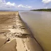 Playa agrietada en mitad del río Amazonas, el 17 de octubre de 2023, en Puerto Nariño (Colombia). 