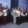 Parte del grupo de graduados del curso de Conectados, de la Universidad Intergeneracional, acompañados por el rector de la U. de Caldas, Fabio Arias