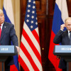 Estados Unidos, Donald Trump (i), y el presidente de Rusia, Vladimir Putin,