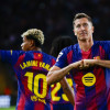 El delantero polaco del FC Barcelona, Robert Lewandowski, celebra el segundo gol del equipo blaugrana con su compañero Lamine Yamal. 