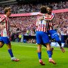 El delantero del Atlético de Madrid Antoine Griezmann celebra con sus compañeros Alex Baena y Pablo Barrios el gol 5-2 en el partido de LaLiga. 