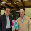 Jorge Andrés Arango, alcalde de Samaná, entregándole las muestras de café al Álvaro Uribe Vélez, expresidente de Colombia. 