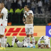 El desconsuelo de los futbolistas del Once Caldas luego de quedar eliminados, jugando mal, de la Copa Sudamericana.