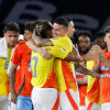 Dayro Moreno y James Rodríguez se abrazan y celebran la clasificación de Colombia al Mundial del 2026.