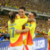Dayro Moreno abraza a Juan Quintero en celebración del tercer gol de Colombia ante Bolivia en el estadio Metropolitano de Barranquilla. El goleador arrastró marcas para que Juanfer quedara solo y sellara la victoria de la Tricolor.