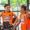 Dayro Moreno junto a Juan Fernando Quintero en una sesión de gimnasio de la Selección Colambia. La Tricolor juega el jueves y en Manizales pondrán pantallas gigantes para ver el partido.