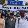 Los hinchas del blanco blanco posan con algunos elementos alusivos al equipo al ingreso a Ecuador.
