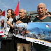 Activistas portan fotografías de dos de los activistas libaneses detenidos, Lina Tabbal y el libanés-brasileño Mohammed Al Kadri, durante una protesta. 