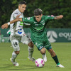 Mateo García va sobre un rival en juego de anoche ante La Equidad. Once Caldas ganó y está más cerca de los ocho.